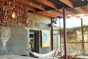 Outdoor dining - Bohemio Rebel: Sauna, Pickleball + Walkable Marfa (Marfa)