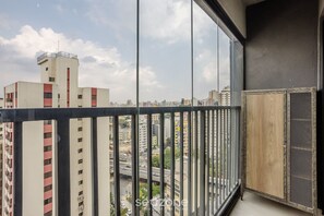 Ein Hochhaus mit Blick auf eine Stadtansicht durch große Fenster.