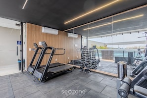 A gym with treadmills, dumbbells, and exercise equipment. - Modern and Complete Stay in Brasilia - Epk0903 (Guará)