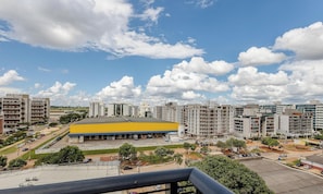 Un paisaje urbano con edificios modernos, una estructura amarilla y un cielo despejado.