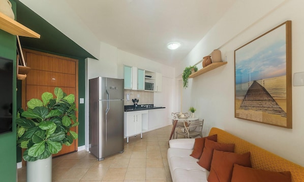 Basic Apartment | Ruang tamu | 40 inci sebuah televisyen pintar dengan digital 