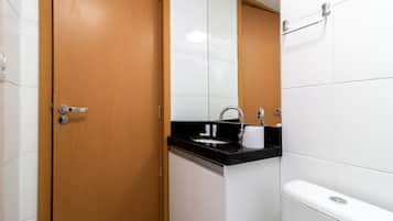 Apartamento básico | Banheiro | Chuveiro