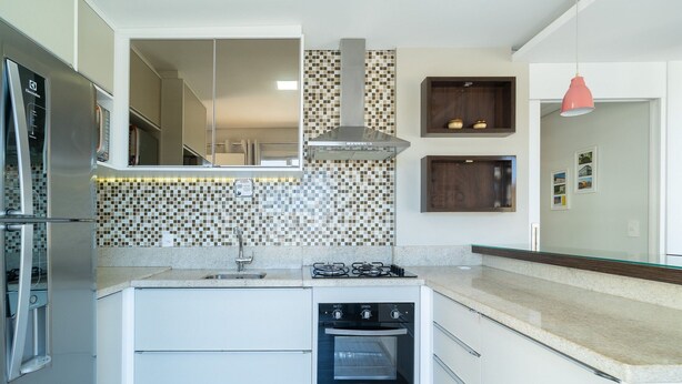 A modern kitchen with a built-in oven, a microwave, and a gas stove. - Practical apt 550m fr Canasvieiras Beach Rtba1361 (Florianópolis)