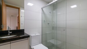 A modern bathroom with a glass-enclosed shower, a white toilet, and a black countertop sink. - 1BR Apartment, Self-check-in, Asa Norte Nor0203 (Brasília)