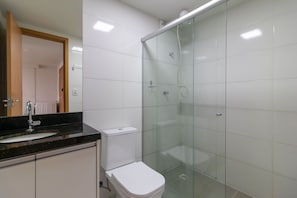 A modern bathroom with a glass-enclosed shower, a white toilet, and a black countertop sink. - 1BR Apartment, Self-check-in, Asa Norte Nor0203 (Brasília)