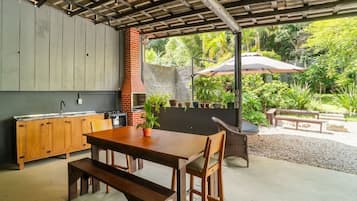 Basic Apartment | Tempat makan luar