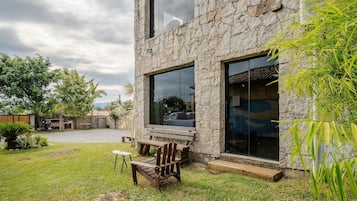 Basic Apartment | Outdoor dining