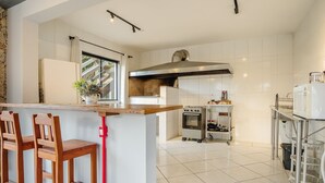 Une cuisine moderne dotée d’un îlot central, d’une cuisinière et d’un four à micro-ondes.