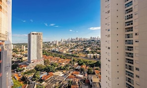 Ein Hochhaus mit freiem Blick auf eine Stadtlandschaft im Hintergrund.