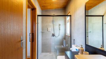 Basic Apartment | Bathroom | Shower