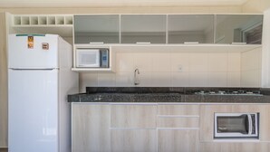 Eine moderne Küche mit Einbau-Mikrowelle, Kühlschrank und Herd.