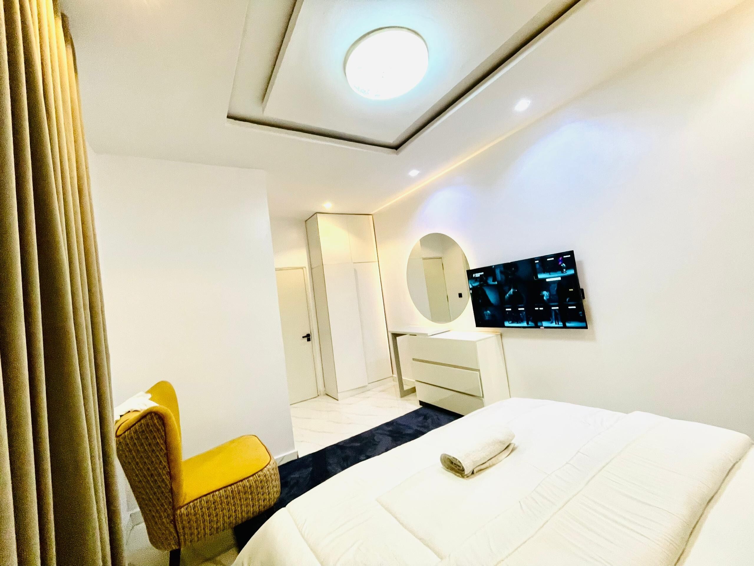 Iron/ironing board, WiFi, bed sheets