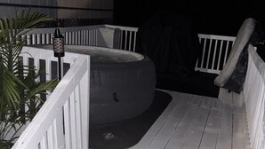 A wooden deck with a white railing, a bench, and a planter with a plant. - Perfect 2-bedroom cottage with AC in peaceful Livingston (Livingston)