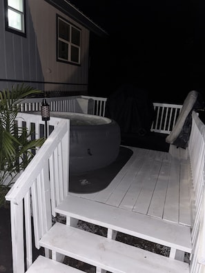 A wooden deck with a white railing, a bench, and a planter with a plant. - Perfect 2-bedroom cottage with AC in peaceful Livingston (Livingston)