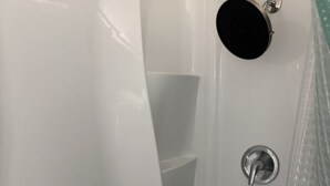 A bathroom with a bathtub, a showerhead, and a faucet. - Perfect 2-bedroom cottage with AC in peaceful Livingston (Livingston)