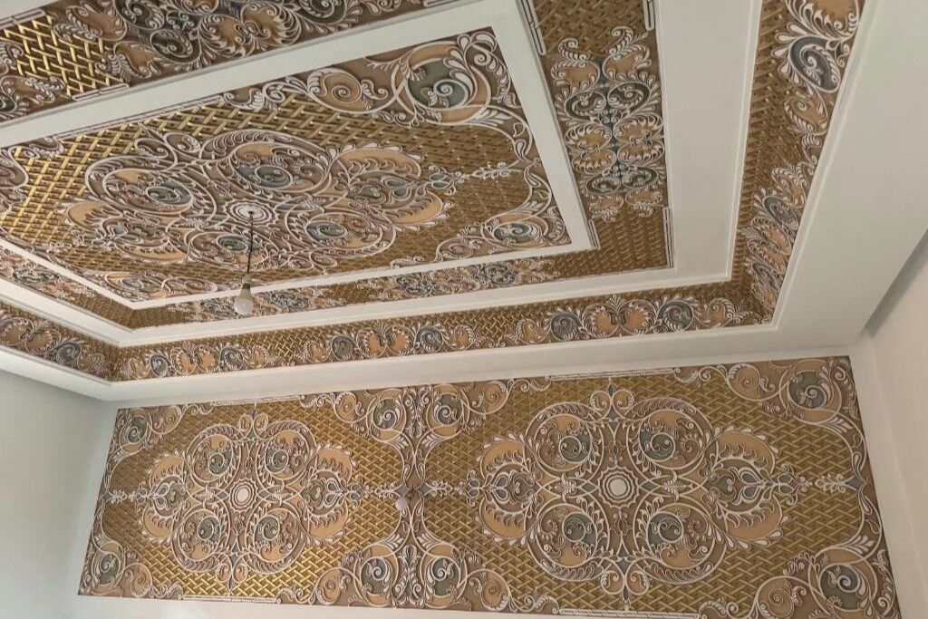 Un soffitto caratterizzato da motivi intricati e un design geometrico.
