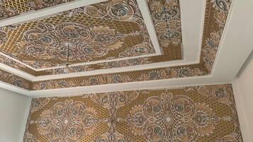Un soffitto caratterizzato da motivi intricati e un design geometrico.