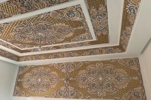 A ceiling with intricate patterns and a geometric design. - Riad Dar Chafik (Marrakech)