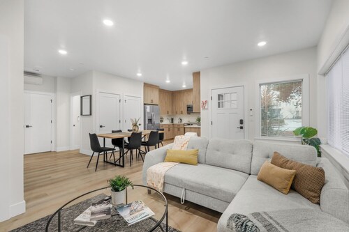 Spacious Single Level Retreat 2BR/2BA · Near PDX