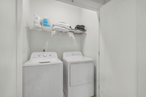 Spacious Single Level Retreat 2BR/2BA · Near PDX