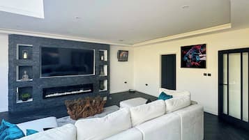 House, 4 Bedrooms, Accessible, Patio | Living area