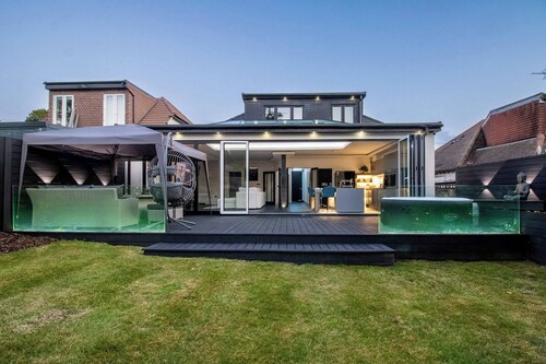 4 Bedroom Luxury Home Features Hottub & Pool Table