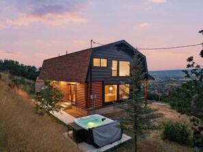 Ein modernes Blockhaus mit Whirlpool und schöner Aussicht.