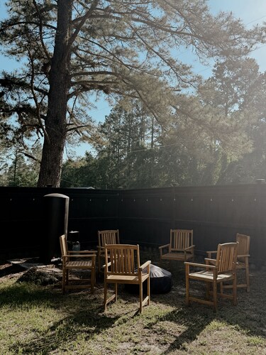 Peaceful Family Escape, Pool & Hot Tub - One Hour to the Georgia Coast