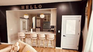 Téléviseur, foyer, livres, chaîne audio