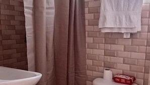 Classic Double Room, City View | Bilik Mandi | Pancuran mandi, pengering rambut, tuala disediakan 