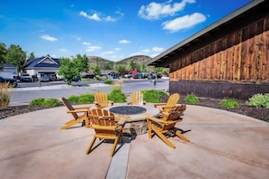 Outdoor dining - Stylish ParkCity Boutique studio with effortless access to slopes +Free Parking (Park City)