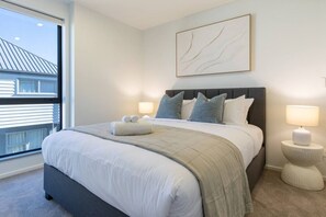 Iron/ironing board, travel cot, WiFi, bed sheets - Urban Gated Townhouse - Patio + Parking w/ EV (Christchurch)
