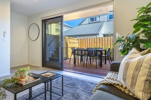 Ein modernes Wohnzimmer mit einer Schiebetür zu einer Terrasse.
