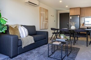TV - Urban Gated Townhouse - Patio + Parking w/ EV (Christchurch)