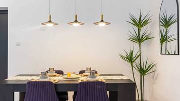 Suite familiar, 3 habitaciones, para no fumadores, cocineta | Restaurantes