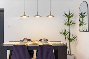 Familien-Suite, 3 Schlafzimmer, Nichtraucher, Kochnische | Speisen