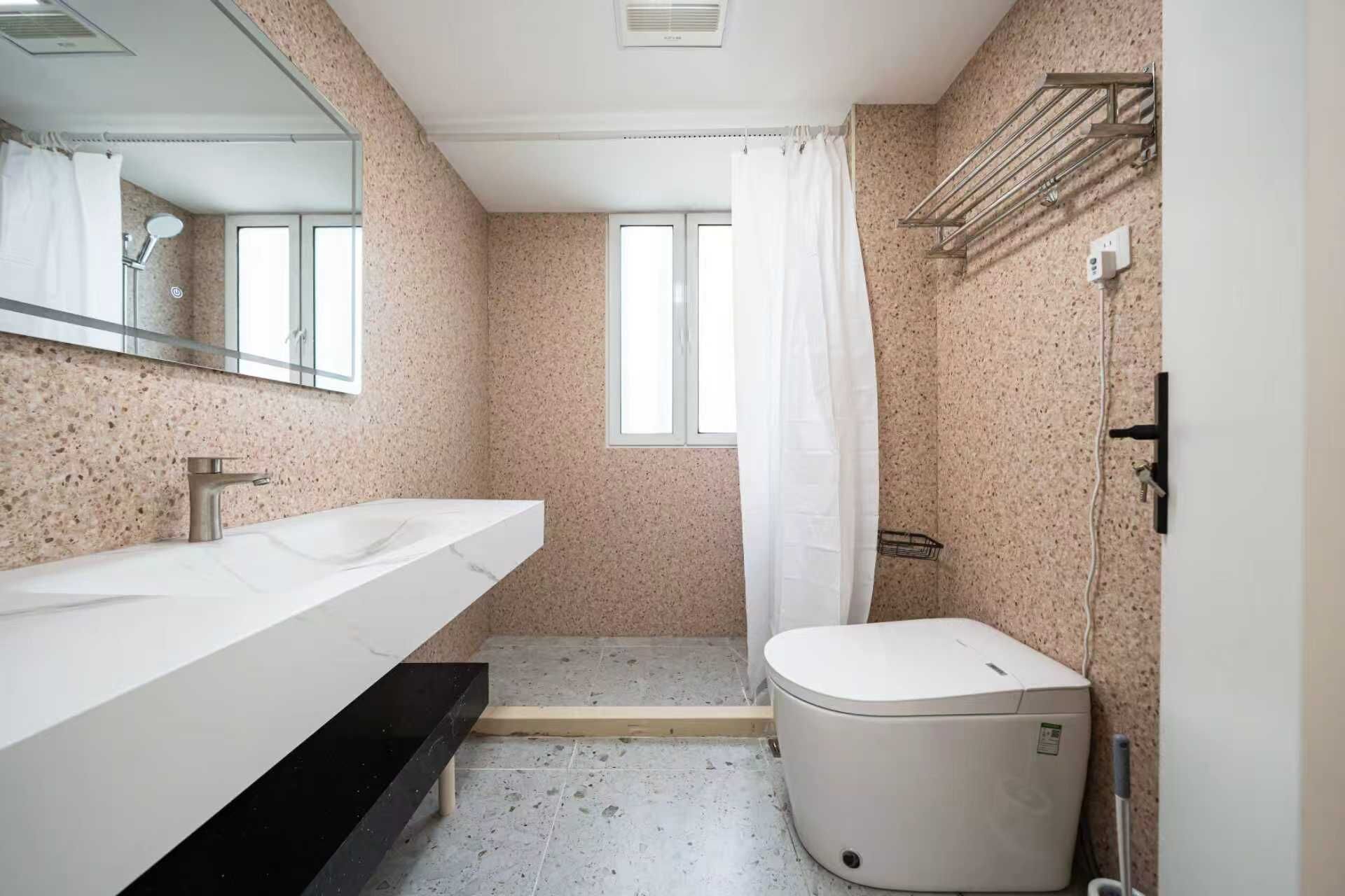 Suite familiar, 3 habitaciones, para no fumadores, cocineta | Baño | Regadera, amenidades de baño gratuitas, secadora de cabello, toallas 