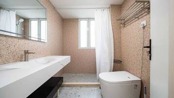 Suite familiar, 3 habitaciones, para no fumadores, cocineta | Baño | Regadera, amenidades de baño gratuitas, secadora de cabello, toallas