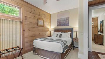 4 bedrooms, iron/ironing board, Internet, bed sheets