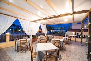 Outdoor dining - Saint Peter Bay Aparthotel (Corfu)