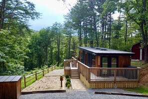 Property grounds - Luxury Romantic Acorn Summit Hot Tub Fire Pit (Sevierville)