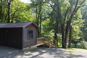 Exterior - Rafter Rapids] Hot Tub Air Hockey Fireplace (Tellico Plains)