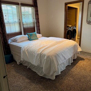 Room - Spacious 3-bedroom house in Tulsa-A Getaway Near the Gathering Place. (Tulsa)