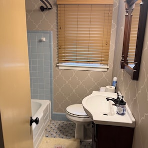 Bathroom - Spacious 3-bedroom house in Tulsa-A Getaway Near the Gathering Place. (Tulsa)