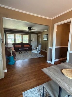Living area - Spacious 3-bedroom house in Tulsa-A Getaway Near the Gathering Place. (Tulsa)