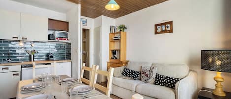Comfort Apartment, Balcony, Mountain View | Interior