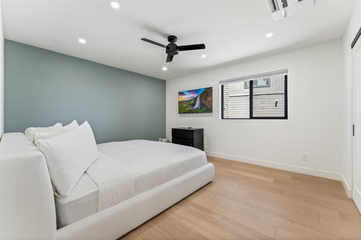 4 bedrooms, desk, iron/ironing board, WiFi