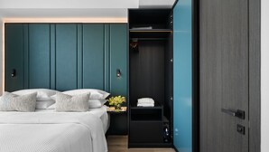 Ein modernes Schlafzimmer mit Bett, Nachttisch, Kleiderschrank und Einbauschränken.