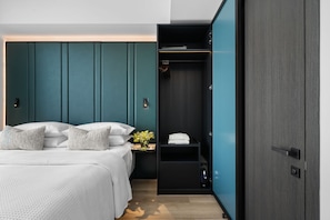 Ein modernes Schlafzimmer mit Bett, Nachttisch, Kleiderschrank und Einbauschränken.