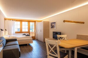 A hotel room with a bed, a desk, a chair, and a television. - Sophisticated Alpine Stay, Wallis 1078 (Wallis)